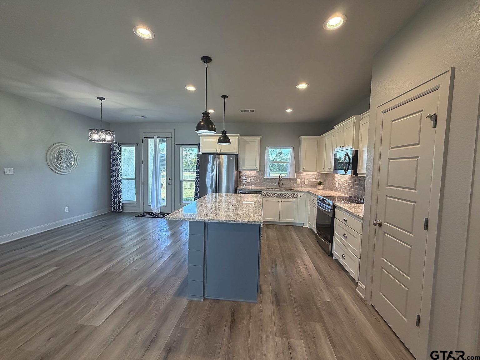 22548 Pine