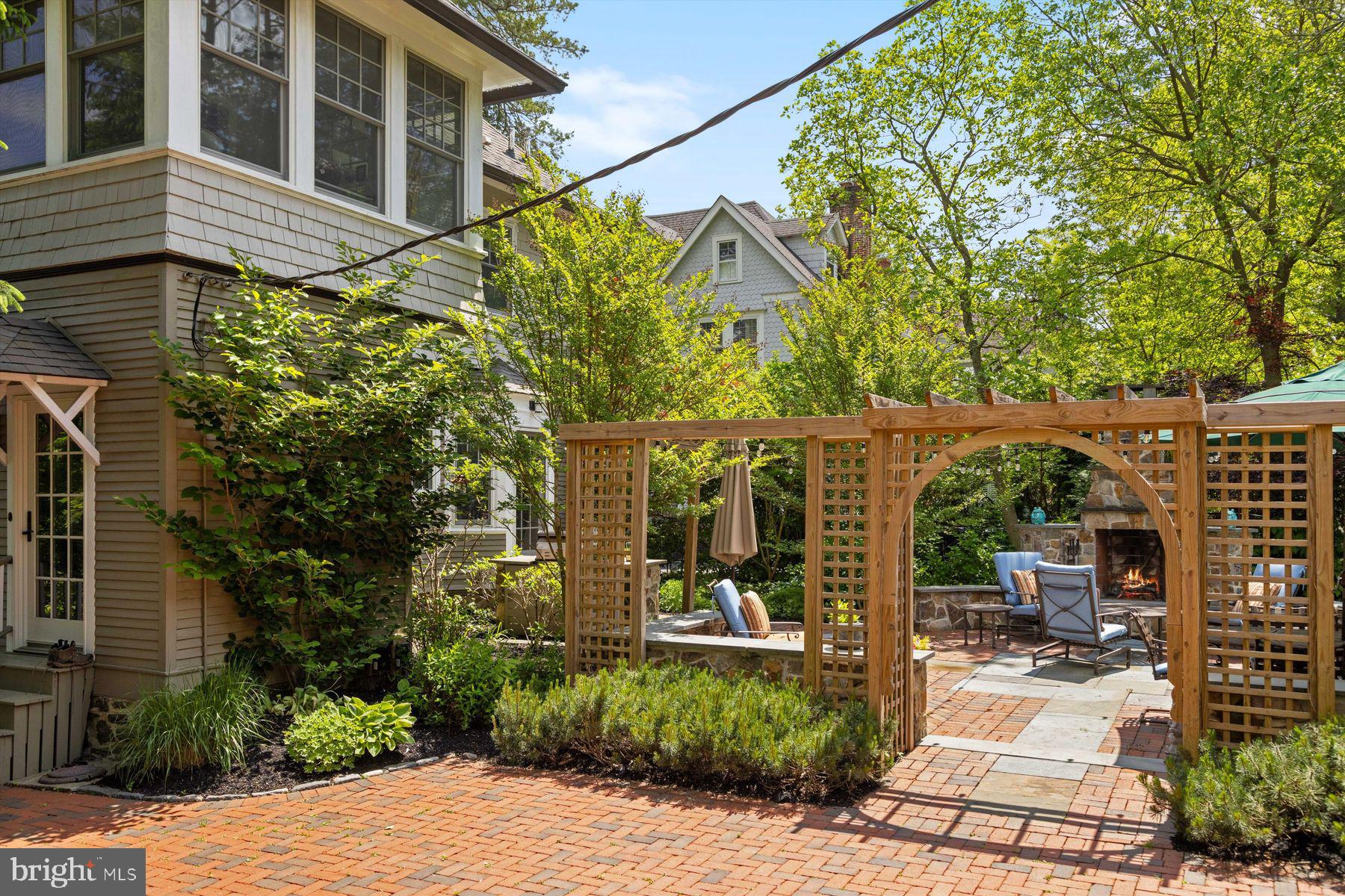206 Lansdowne Ave