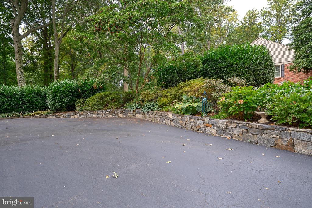 712 WOODCREST ROAD