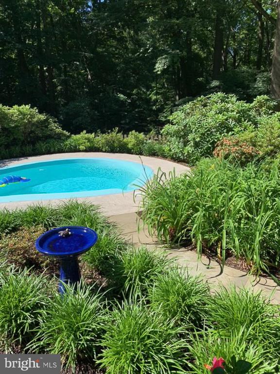 712 WOODCREST ROAD