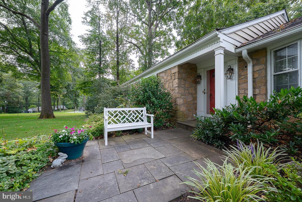 712 WOODCREST ROAD