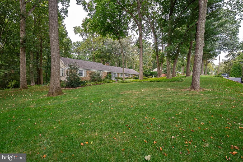 712 WOODCREST ROAD