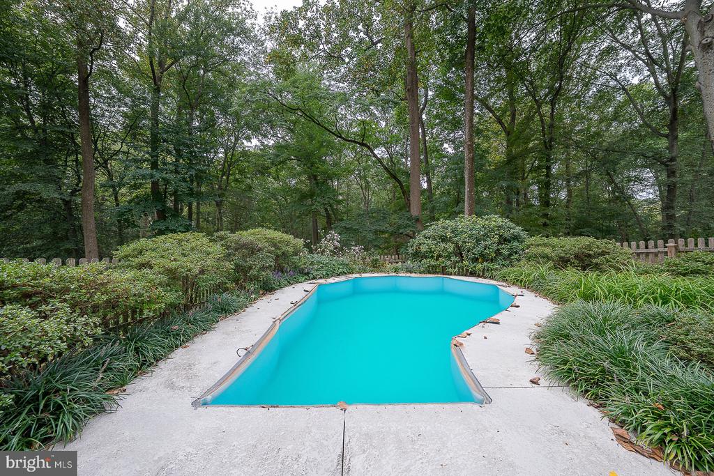 712 WOODCREST ROAD