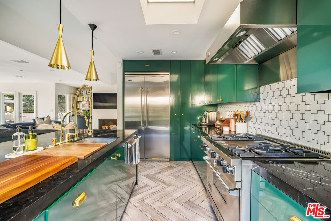 2137 Sunset Plaza Dr