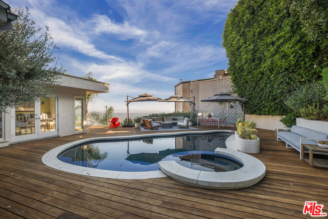 2137 Sunset Plaza Dr