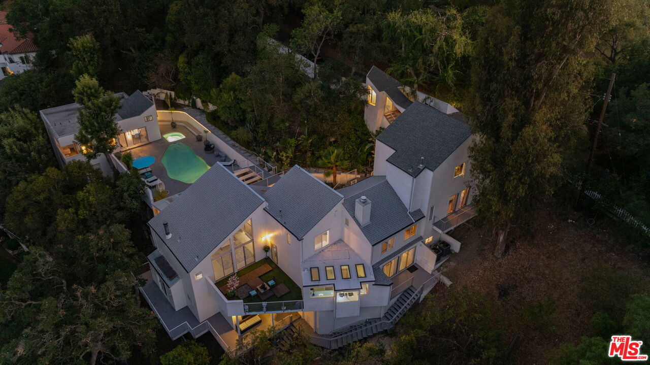 3210 Coldwater Canyon Ln