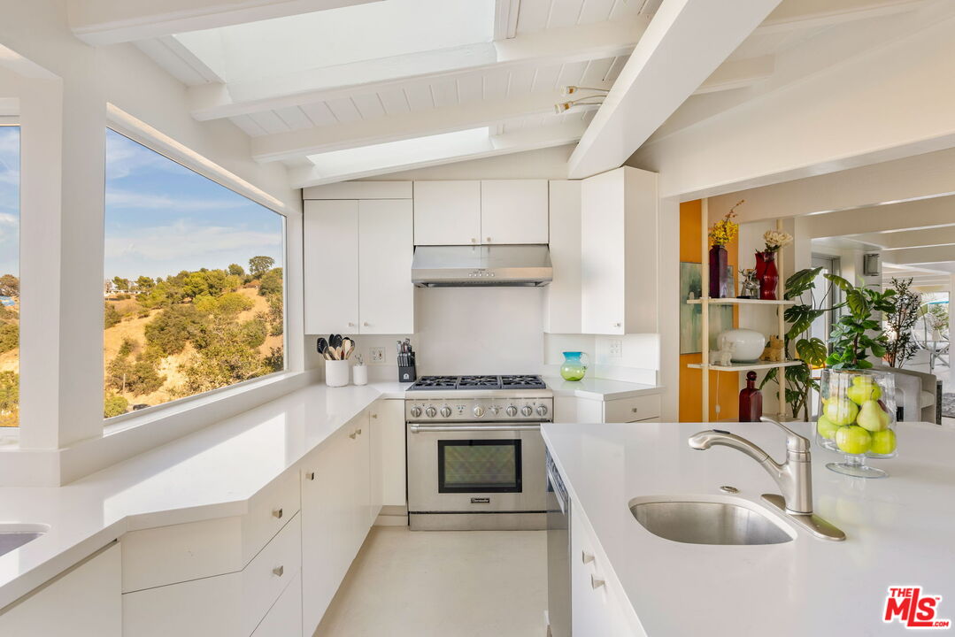 3210 Coldwater Canyon Ln
