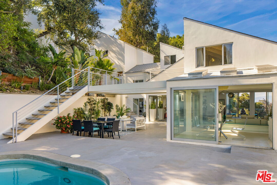 3210 Coldwater Canyon Ln