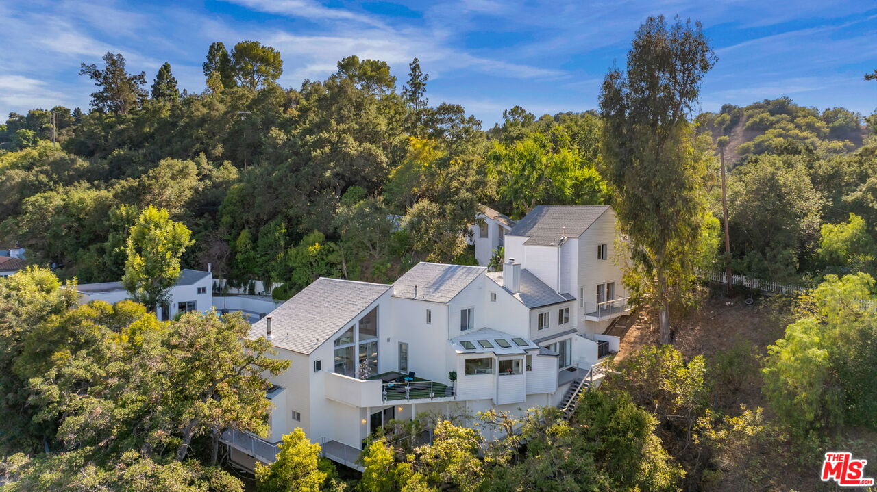 3210 Coldwater Canyon Ln