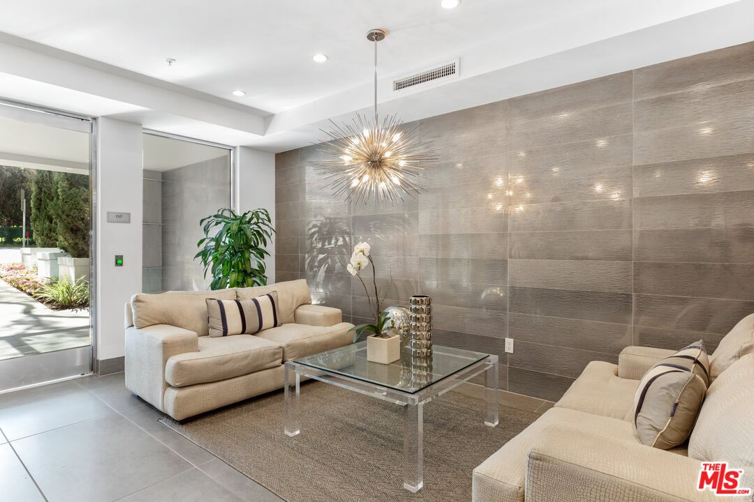 460 N Palm Dr Unit: 403