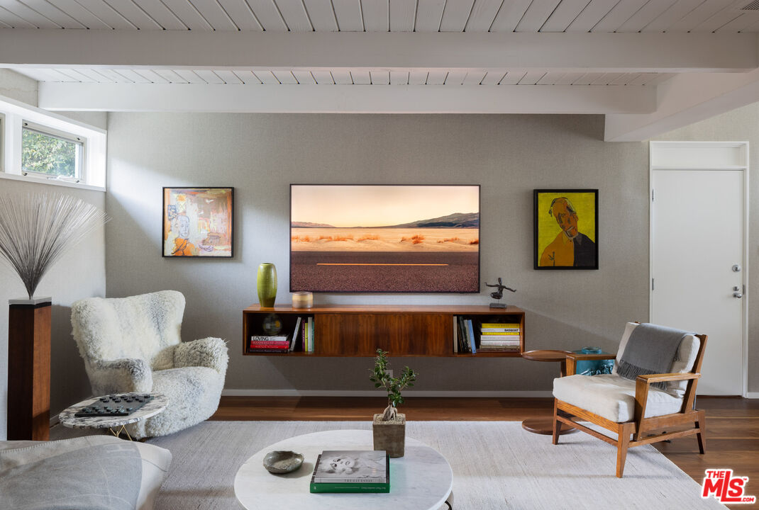 2179 Mandeville Canyon Rd