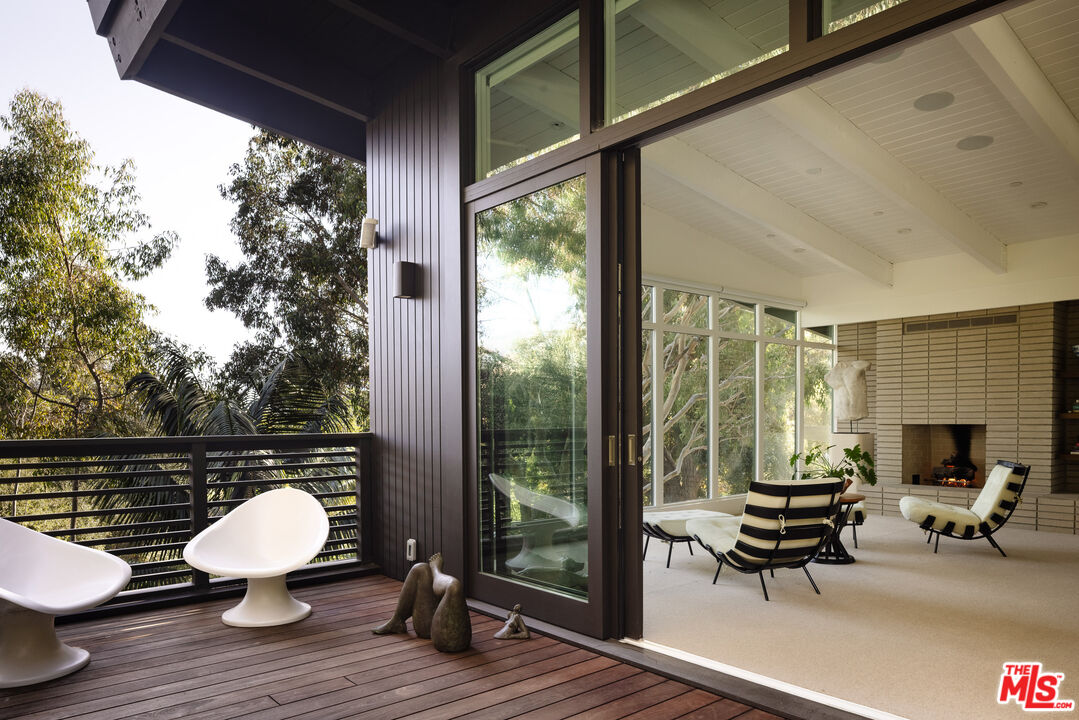 2179 Mandeville Canyon Rd