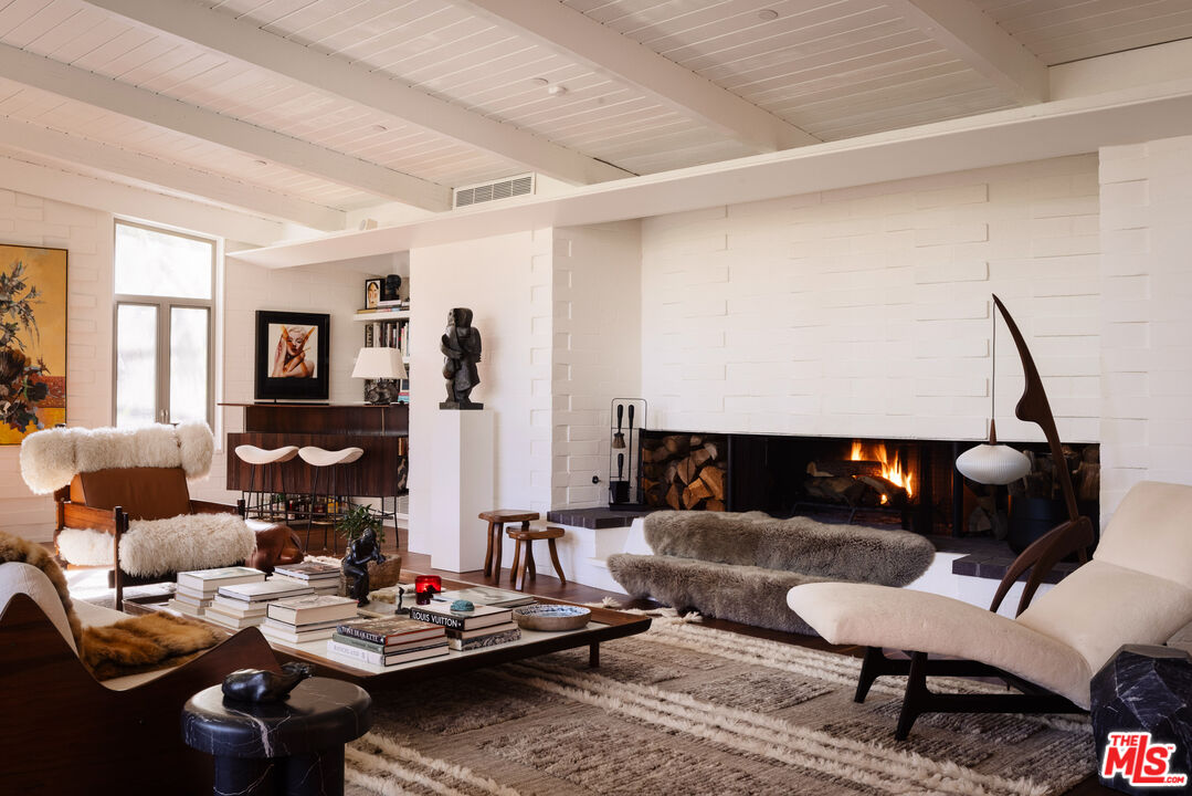 2179 Mandeville Canyon Rd