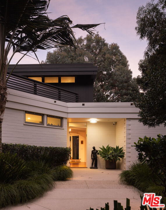 2179 Mandeville Canyon Rd