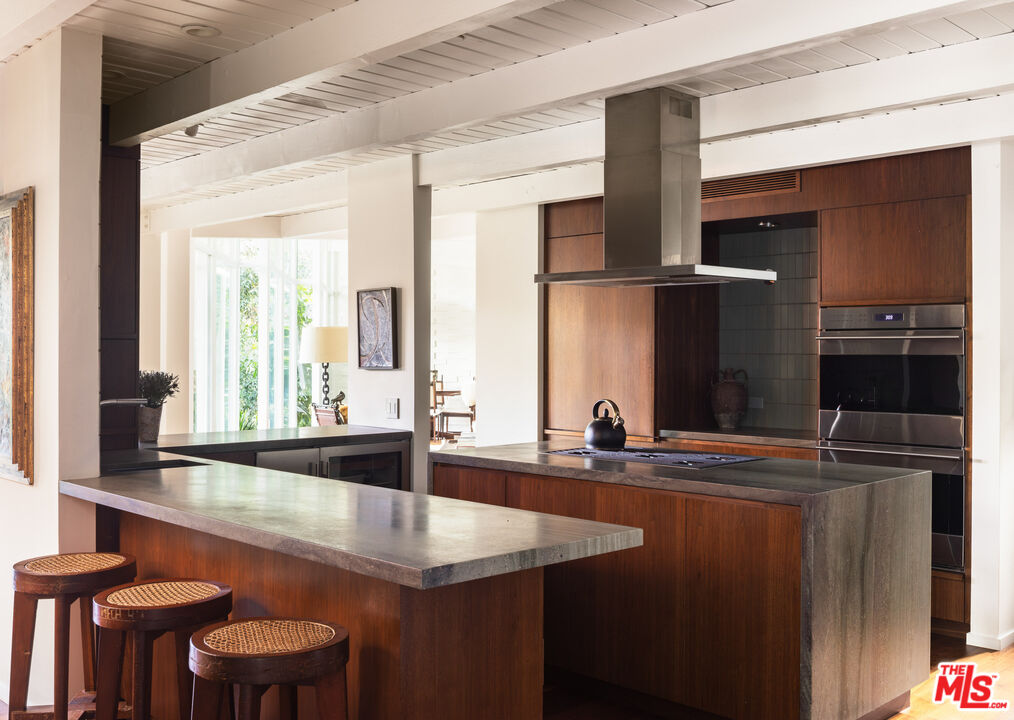 2179 Mandeville Canyon Rd