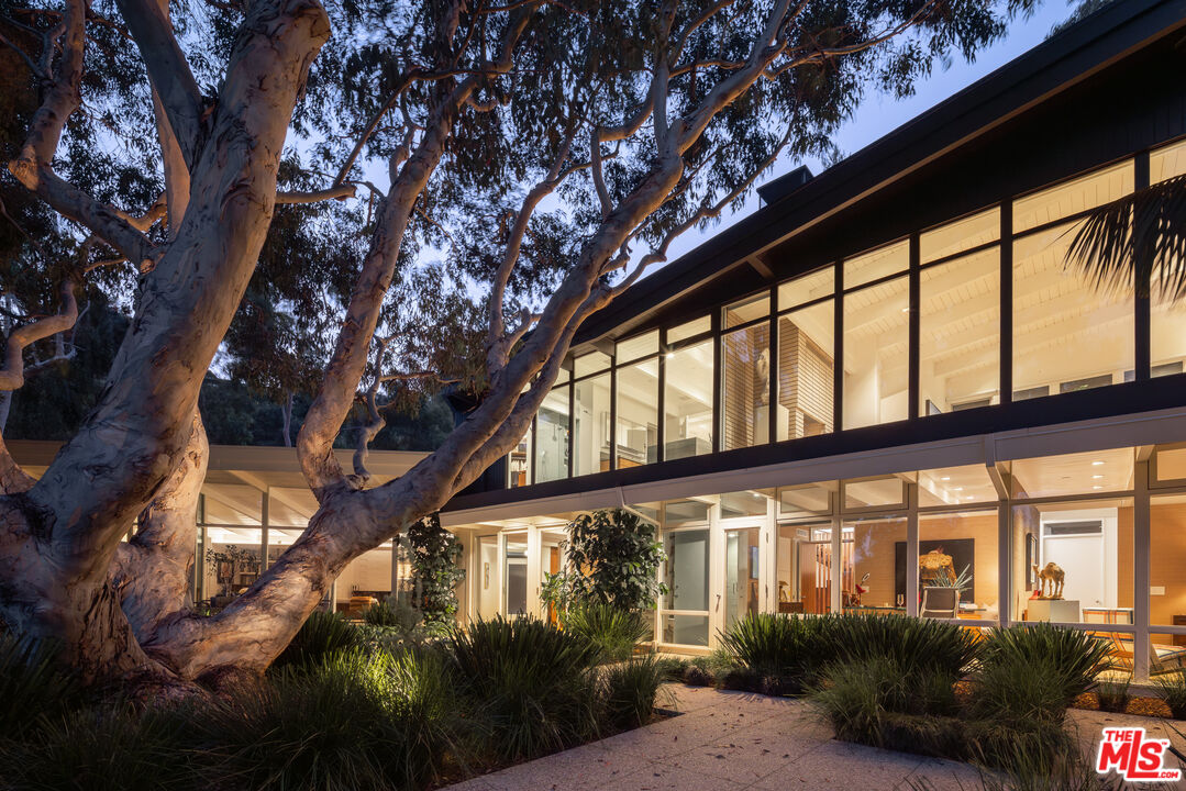 2179 Mandeville Canyon Rd