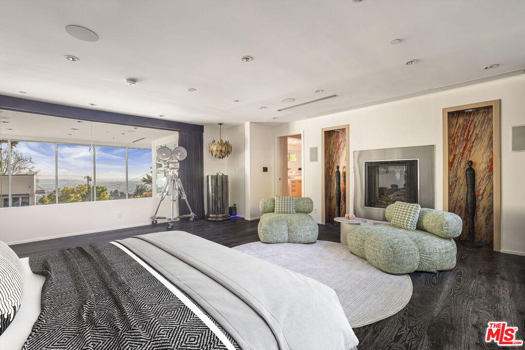 1545 Sunset Plaza Dr