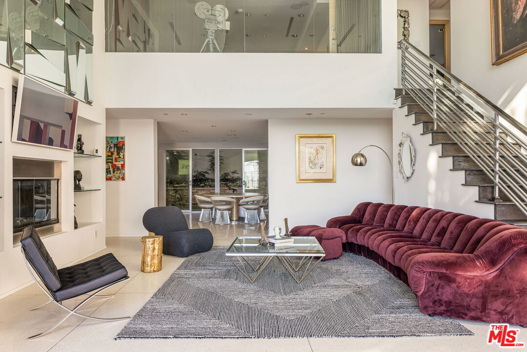 1545 Sunset Plaza Dr