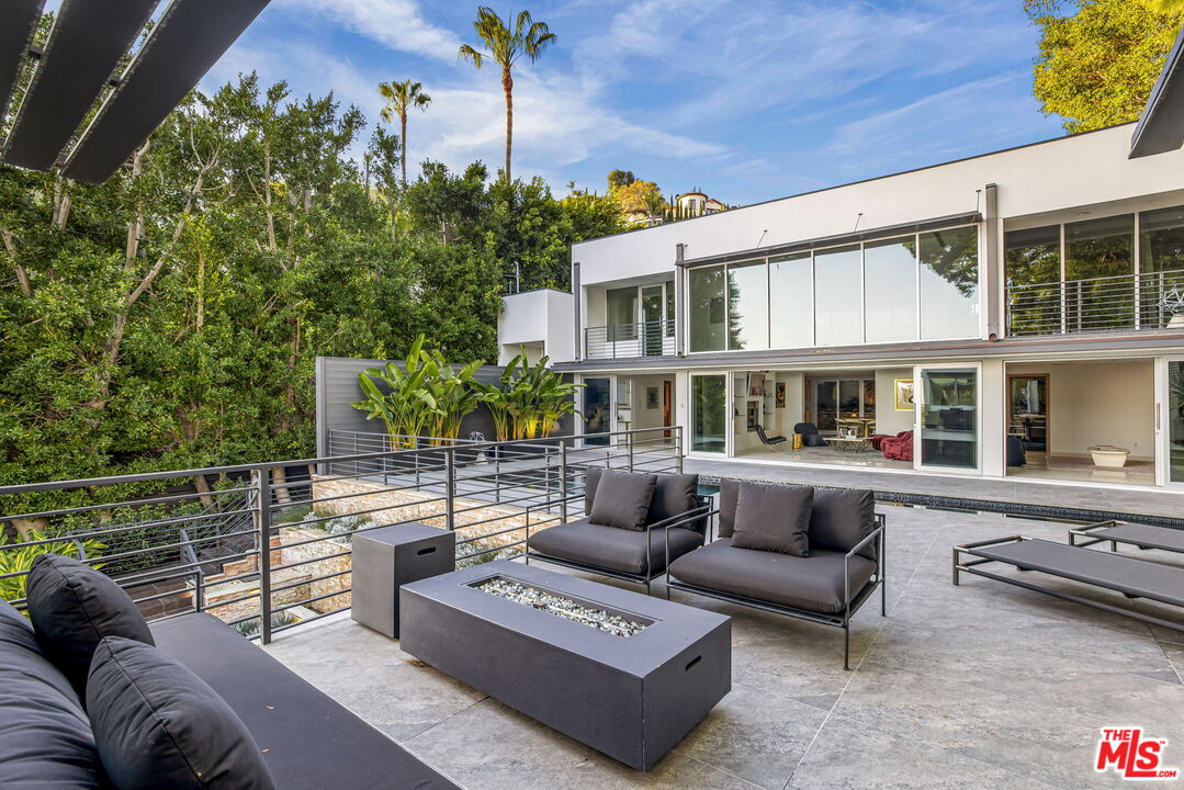 1545 Sunset Plaza Dr