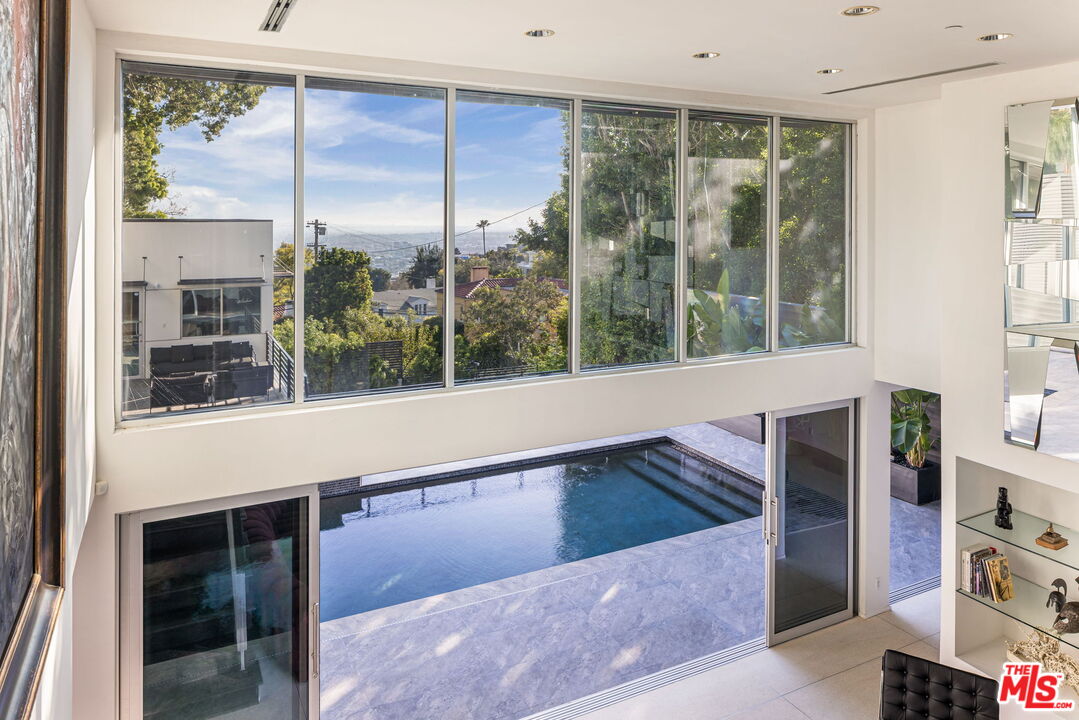 1545 Sunset Plaza Dr
