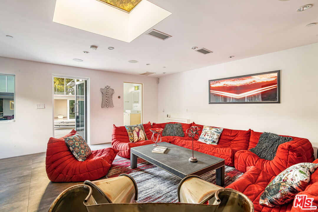 1545 Sunset Plaza Dr