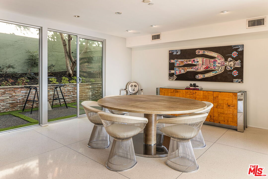 1545 Sunset Plaza Dr