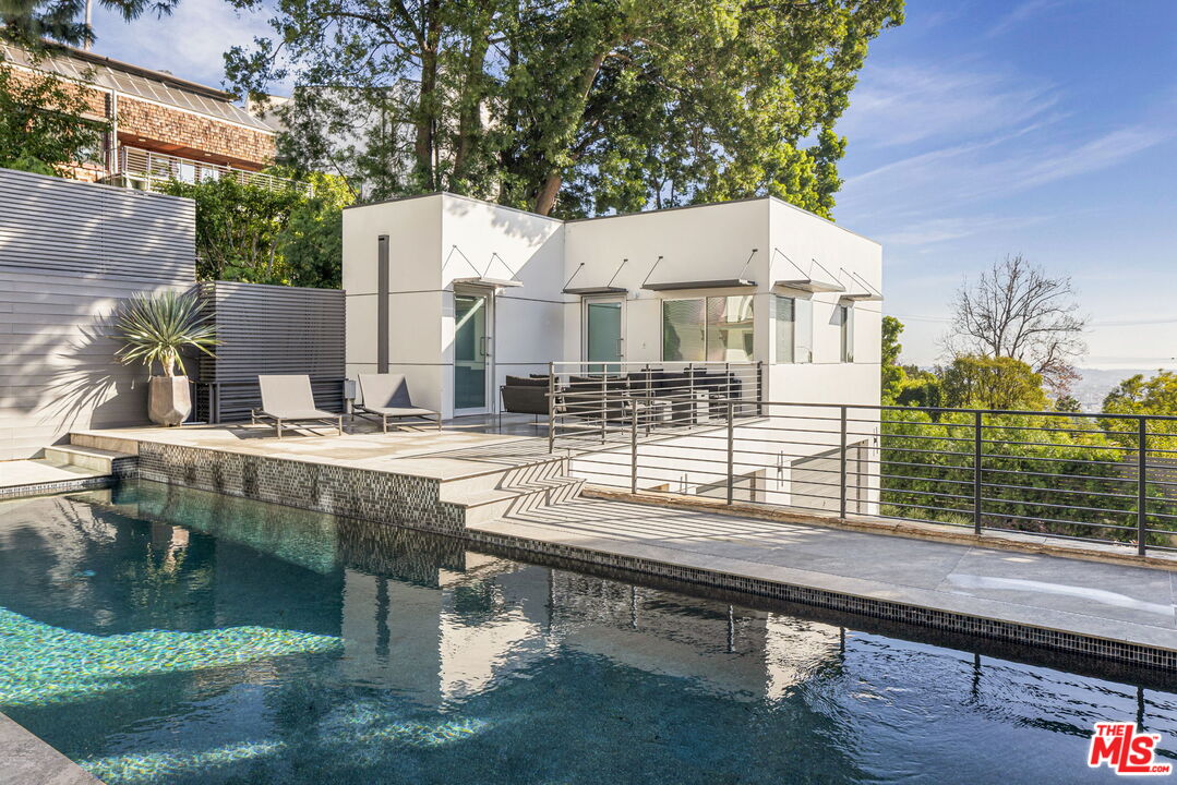 1545 Sunset Plaza Dr
