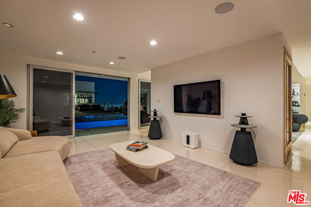 1545 Sunset Plaza Dr