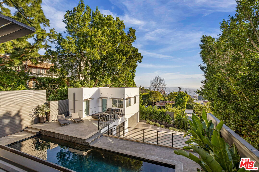 1545 Sunset Plaza Dr