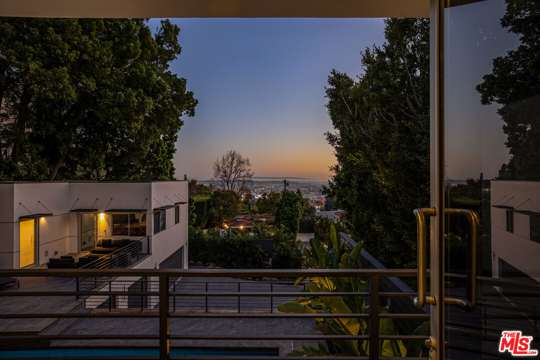 1545 Sunset Plaza Dr