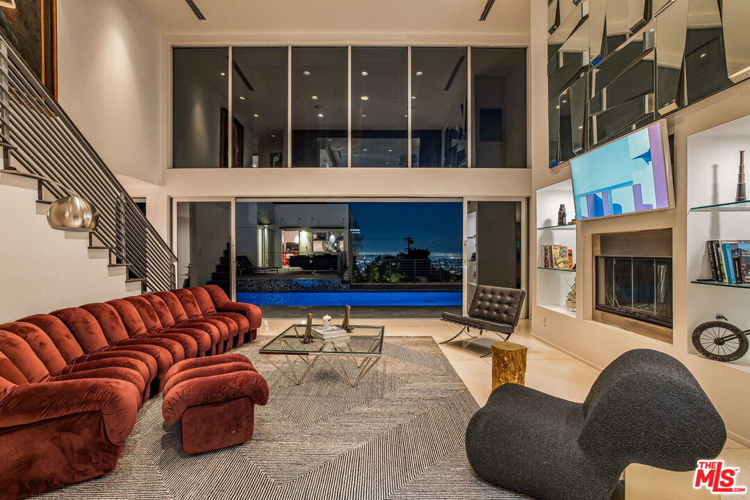 1545 Sunset Plaza Dr