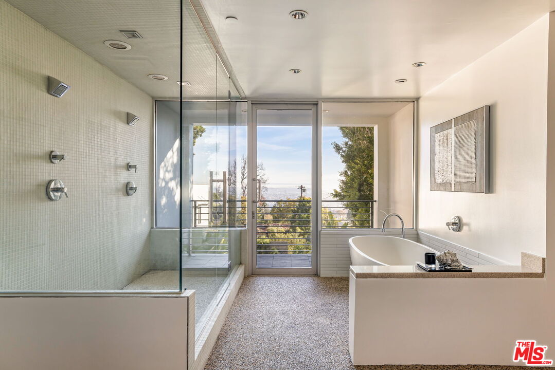 1545 Sunset Plaza Dr