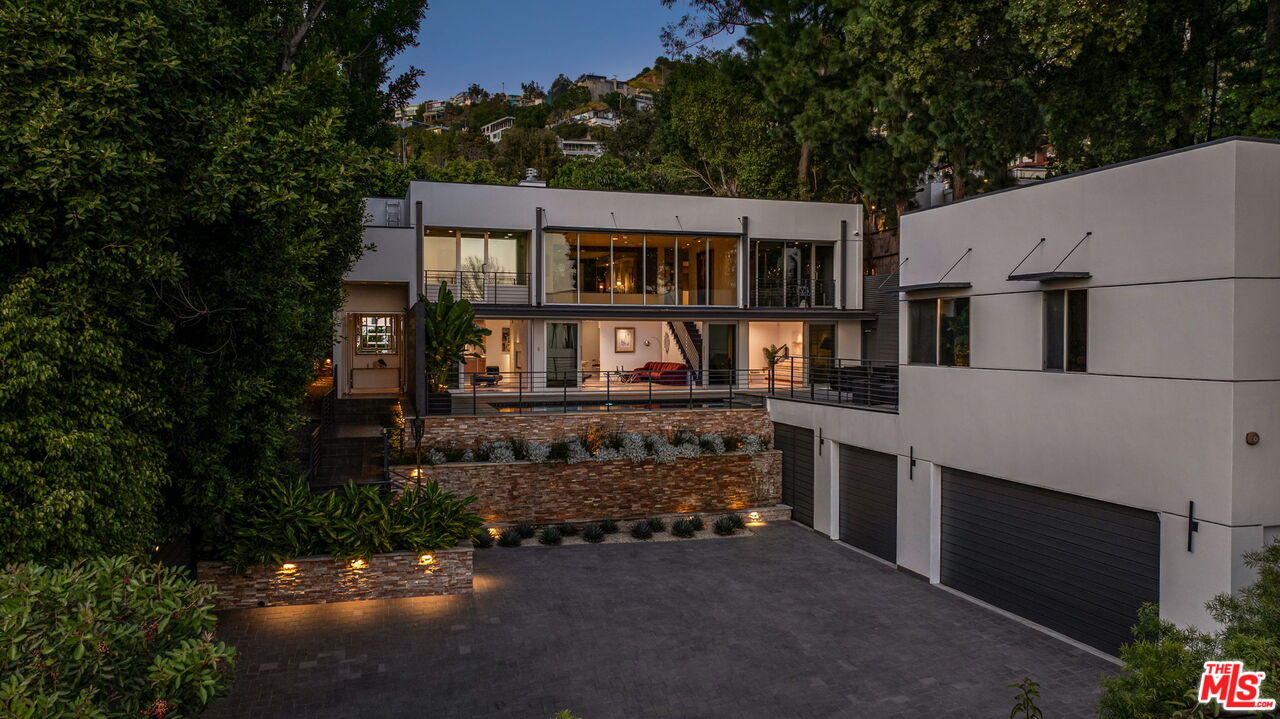 1545 Sunset Plaza Dr