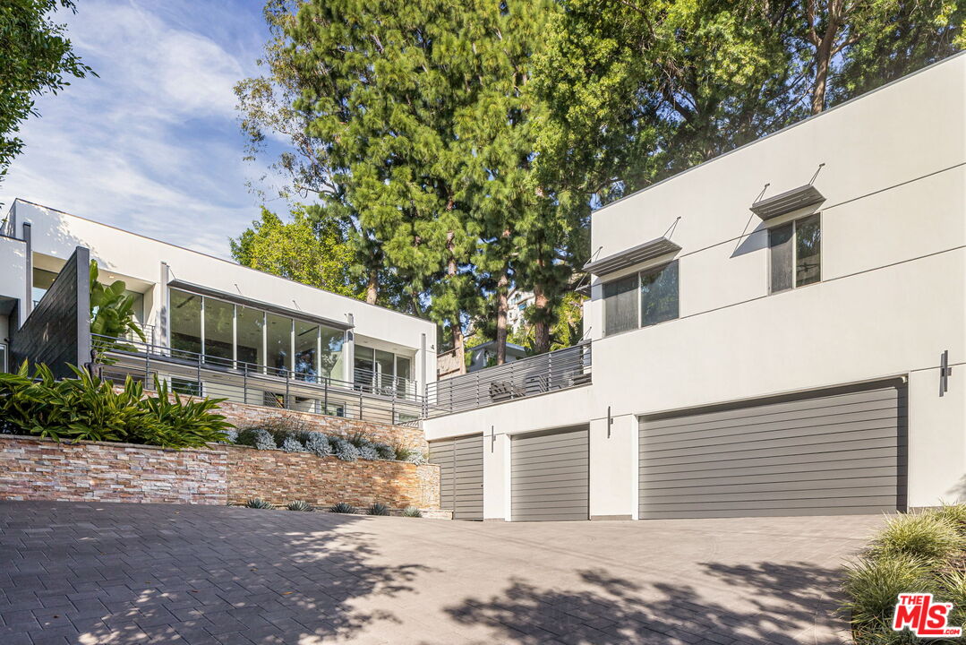 1545 Sunset Plaza Dr