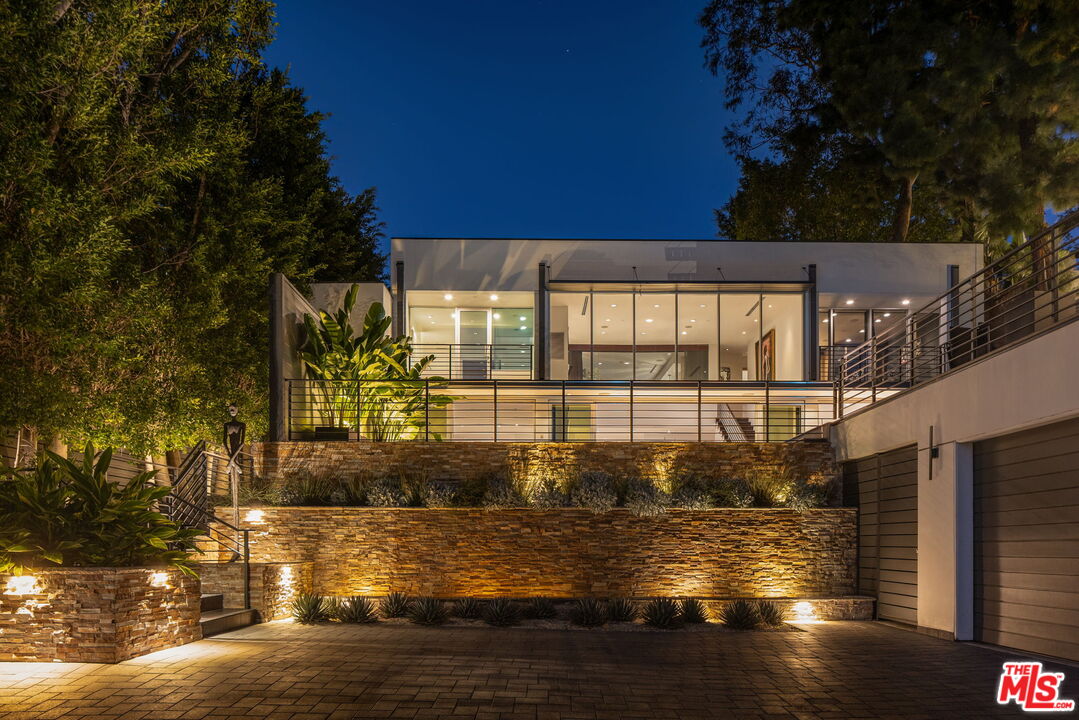1545 Sunset Plaza Dr