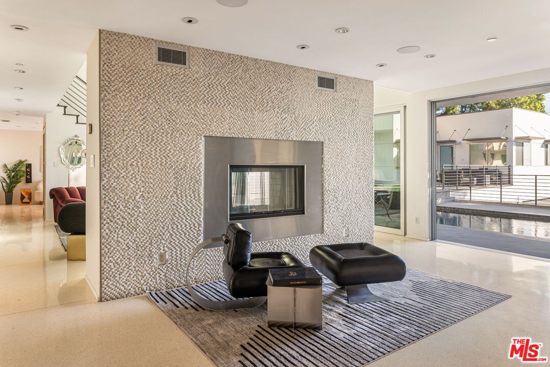 1545 Sunset Plaza Dr