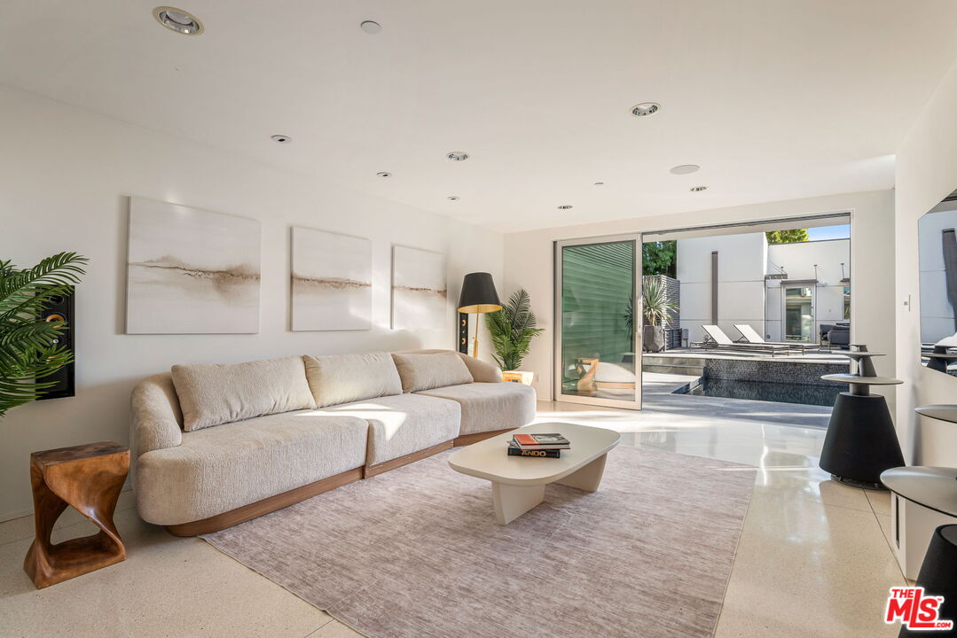 1545 Sunset Plaza Dr
