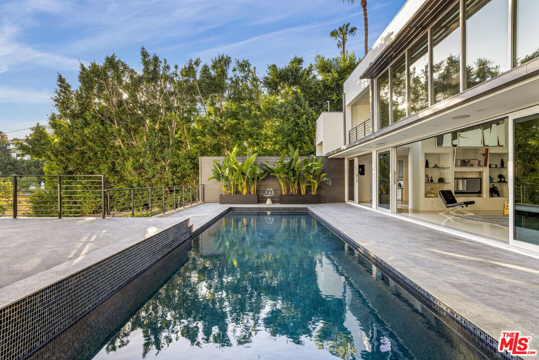 1545 Sunset Plaza Dr