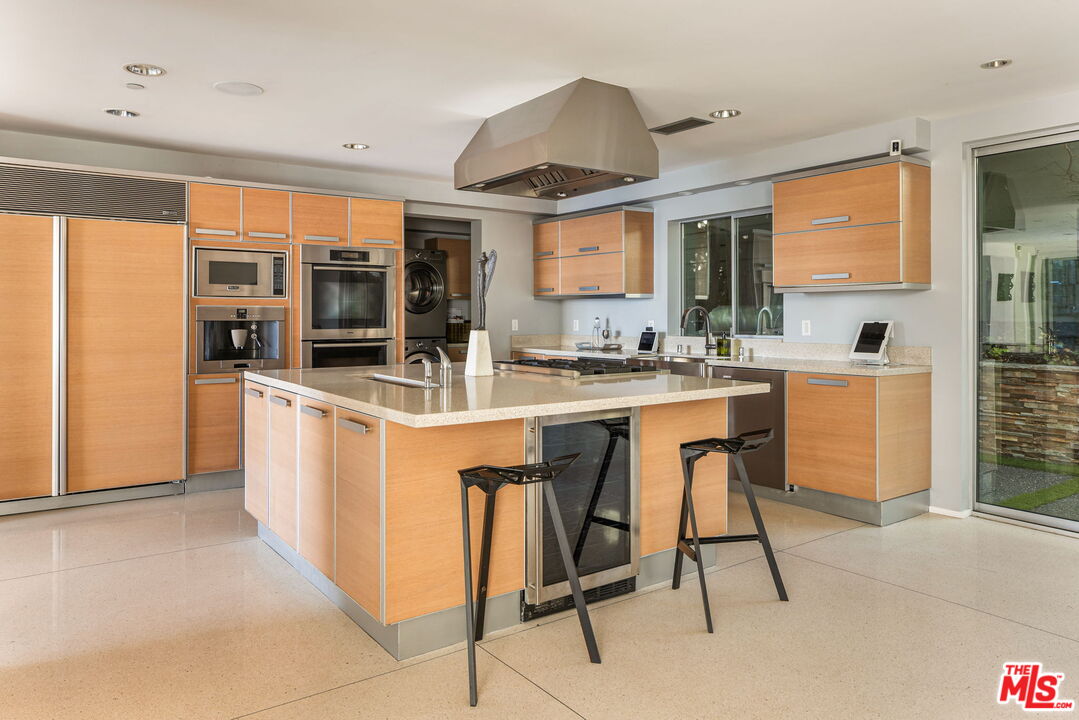 1545 Sunset Plaza Dr