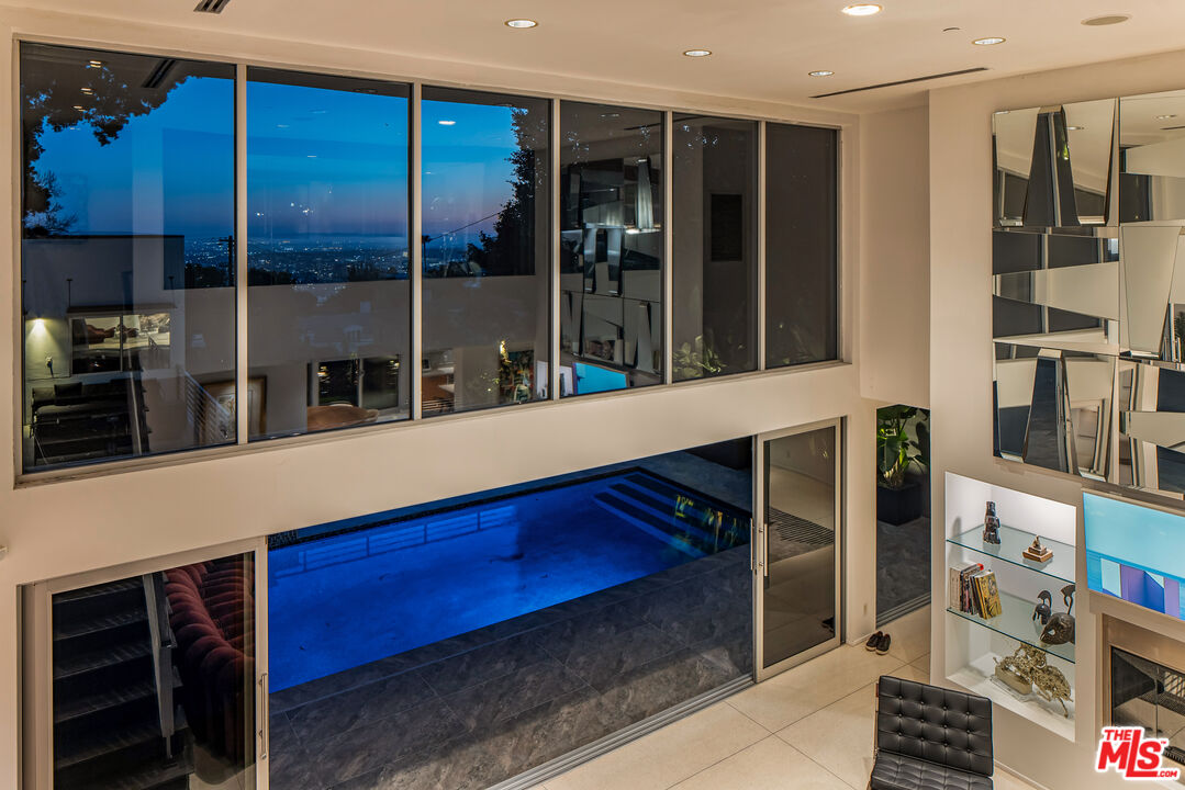 1545 Sunset Plaza Dr