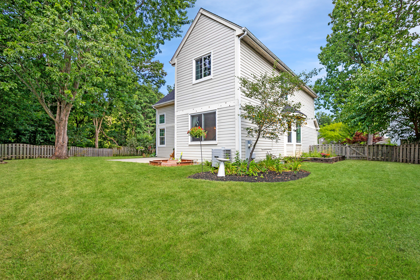 1327 London Court