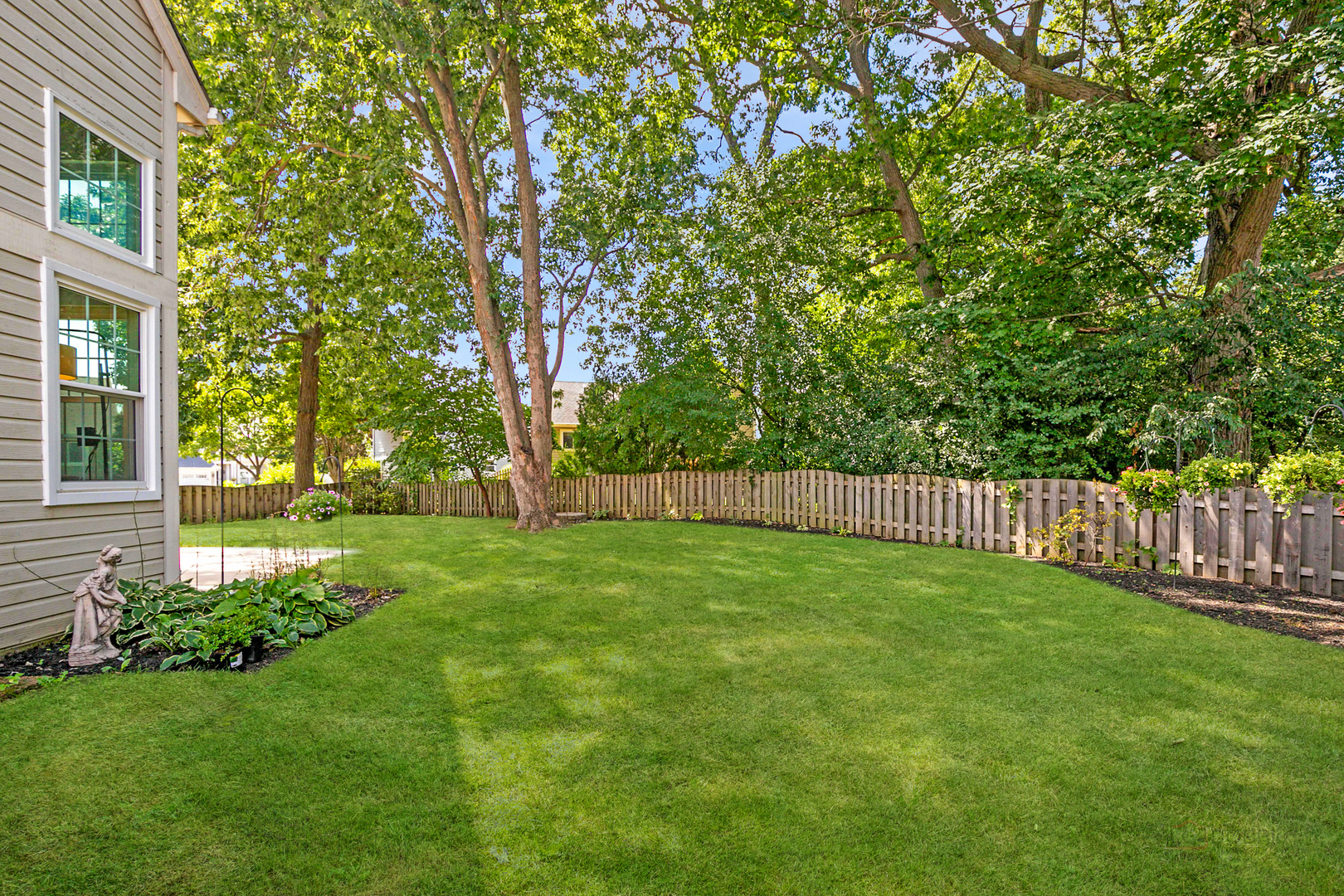 1327 London Court