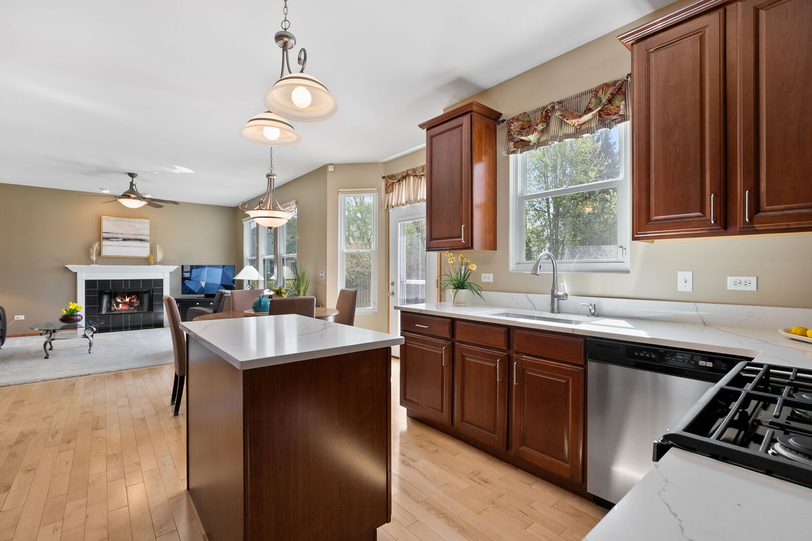 2311 W CASCADE Circle