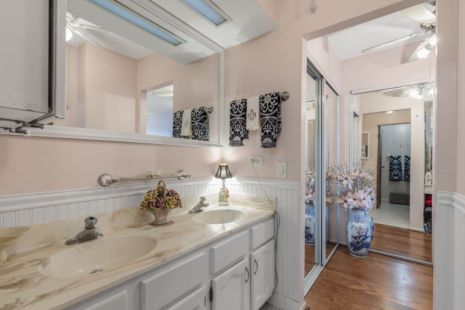 9731 N FOX GLEN Drive Unit: 4C