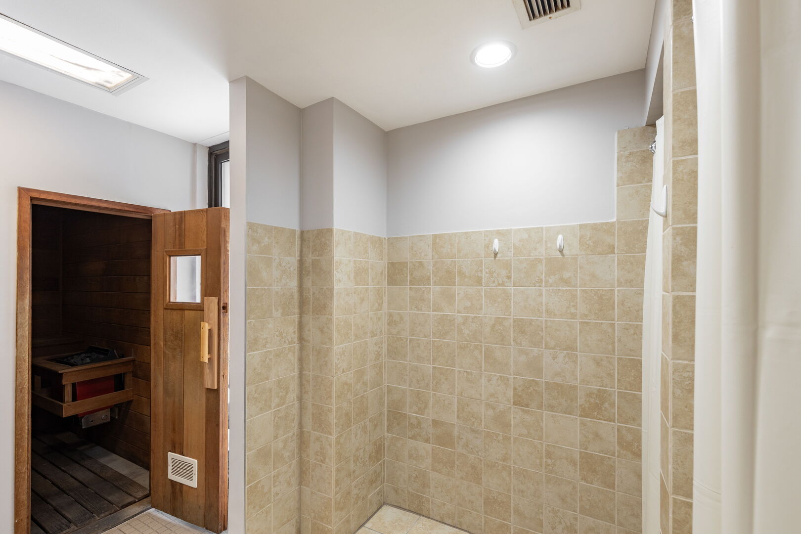 9731 N FOX GLEN Drive Unit: 4C