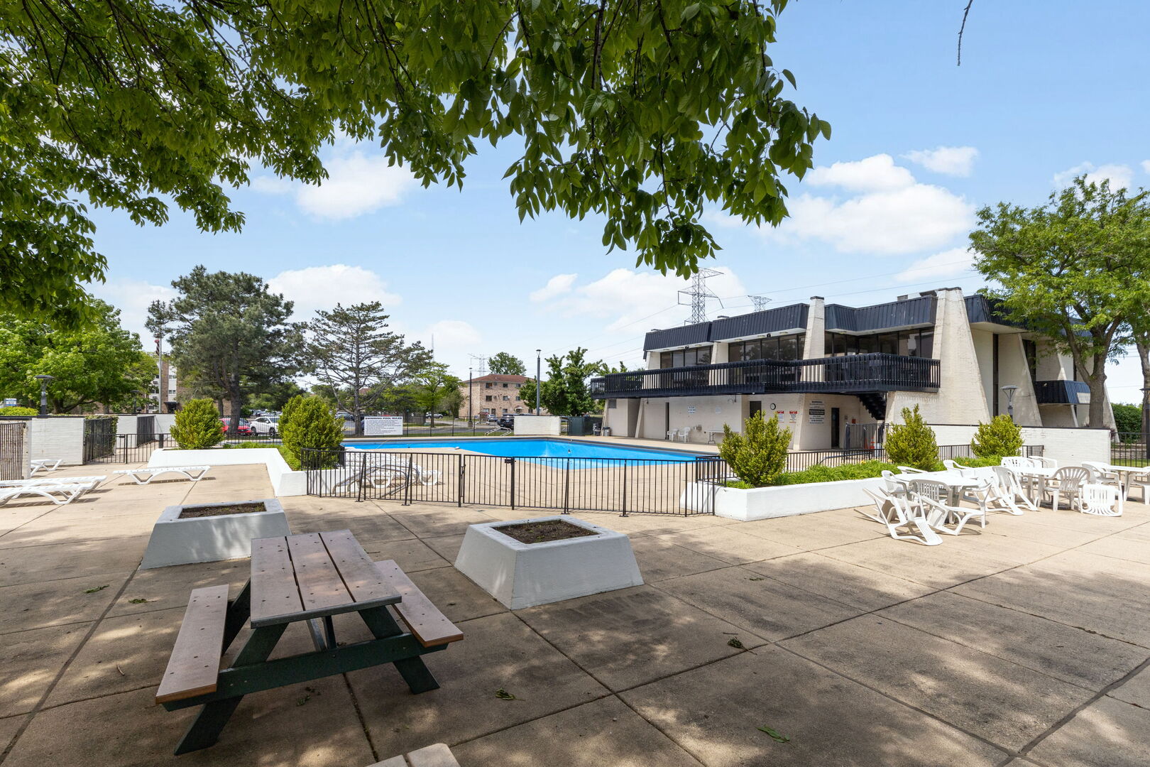 9731 N FOX GLEN Drive Unit: 4C