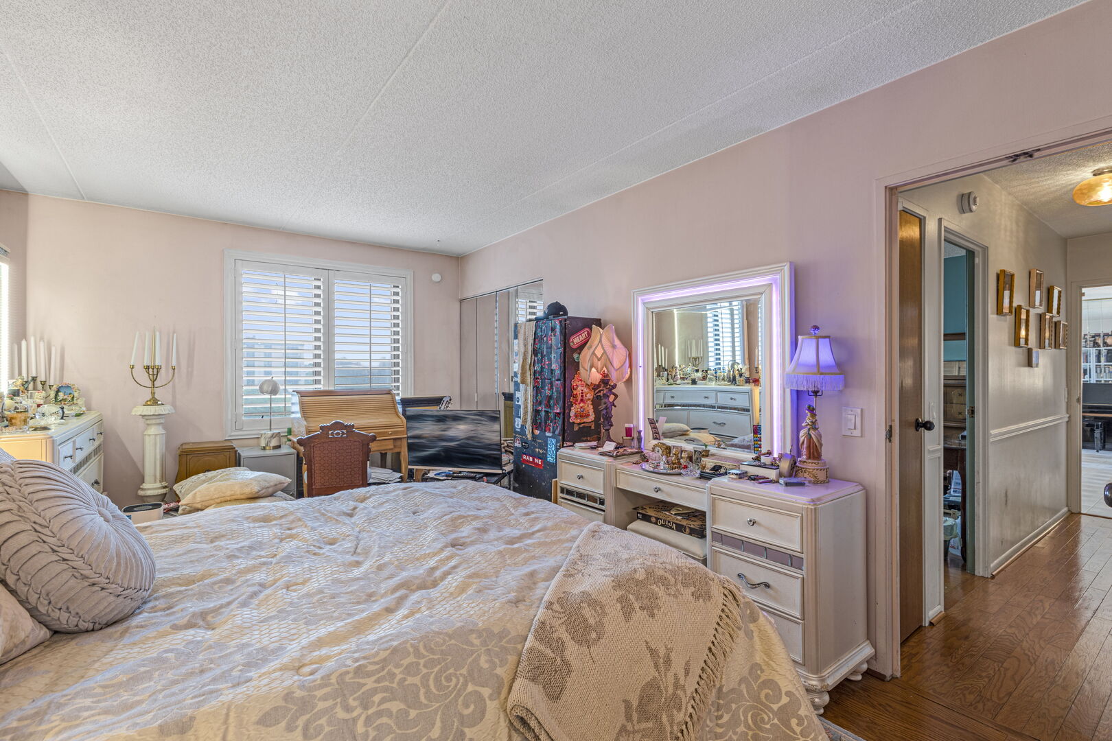 9731 N FOX GLEN Drive Unit: 4C