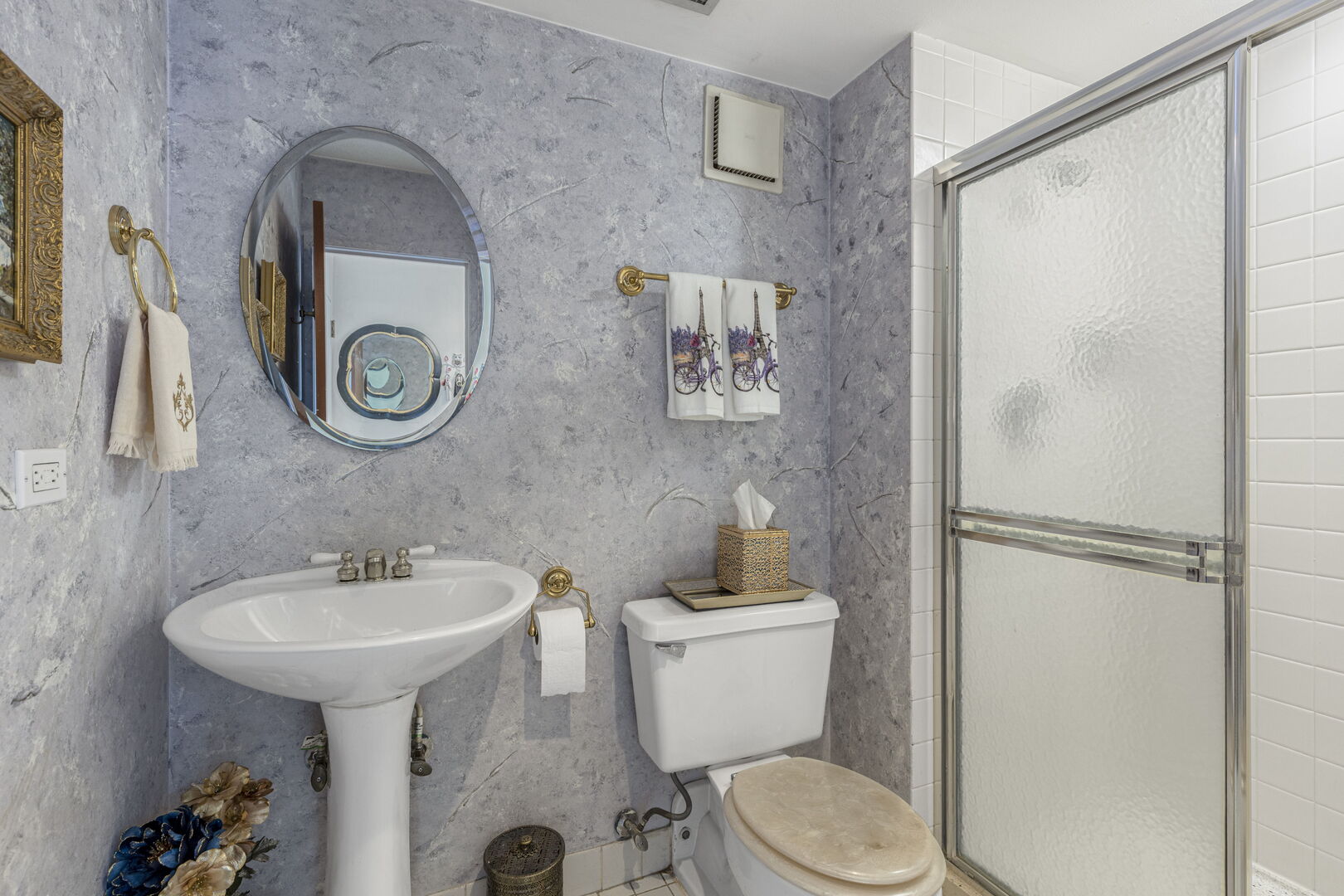 9731 N FOX GLEN Drive Unit: 4C