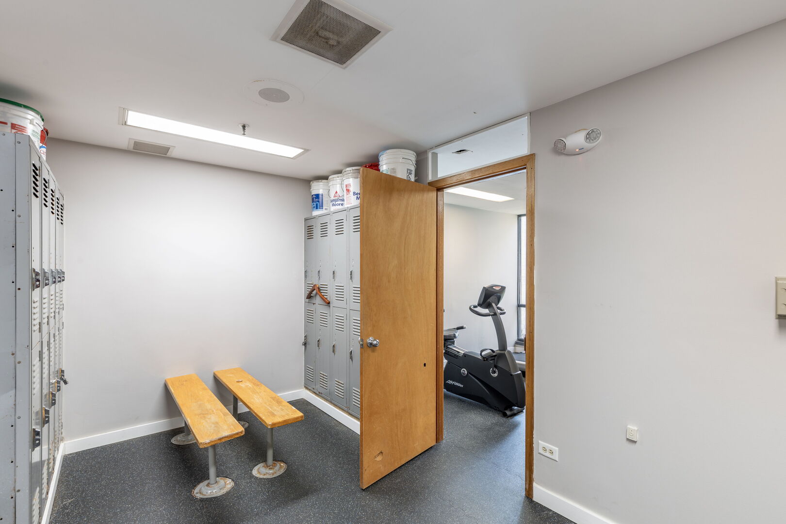 9731 N FOX GLEN Drive Unit: 4C