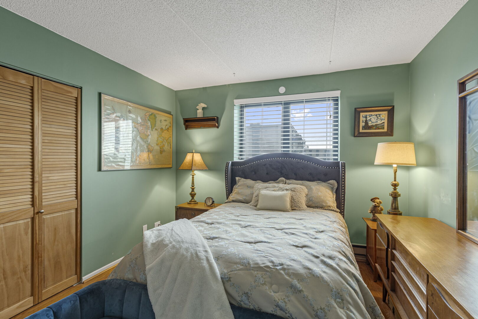 9731 N FOX GLEN Drive Unit: 4C
